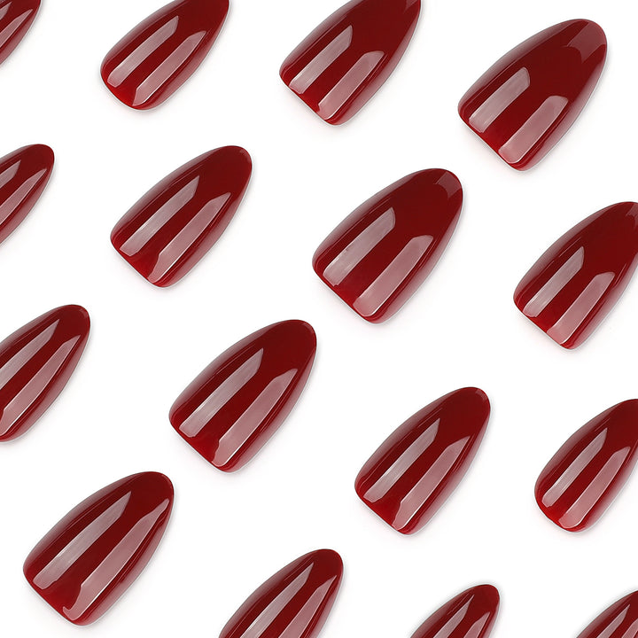 Glamouröse Stiletto-Nägel mit Hochglanz- und eleganten Designakzenten Karnz