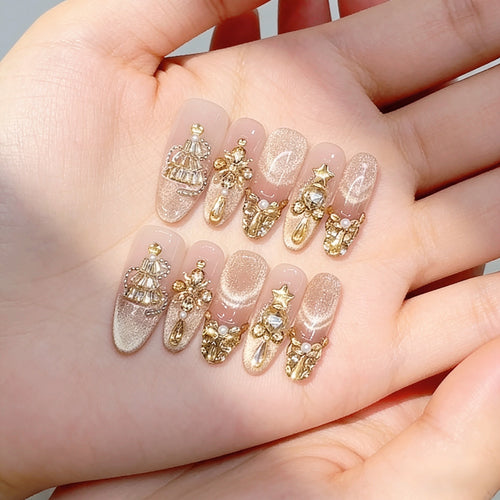 Dekoratives Press-On Nagelkunst-Set mit glamourösen goldenen Akzenten Karnz