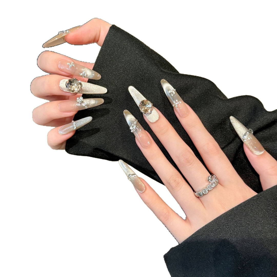 Glamouröse Stiletto Press-On Nägel mit Strass- und Metallic-Akzenten