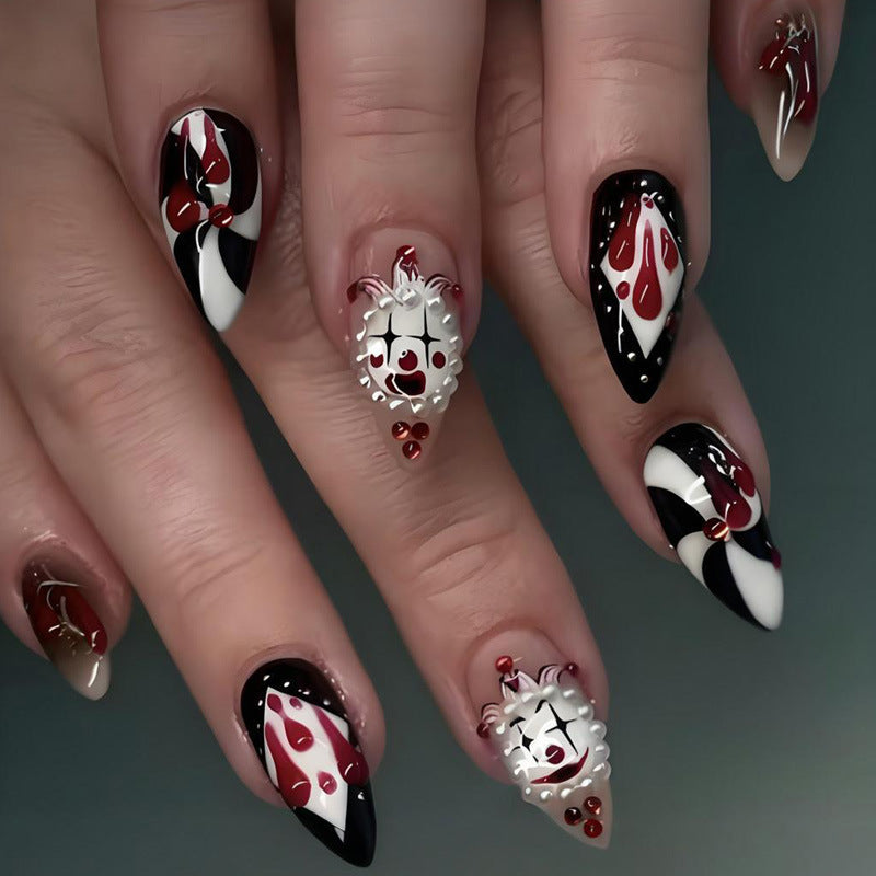 Kunstnagelset mit gruseligen Clown-Motiven und extravaganten Akzenten Karnz
