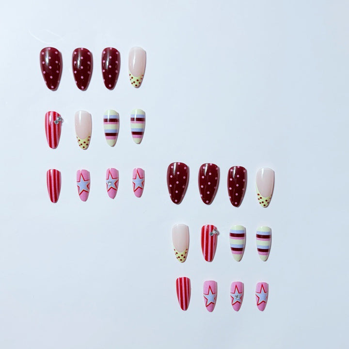 Kunstvolle Nagelnägel Set mit festlichen Mustern Karnz
