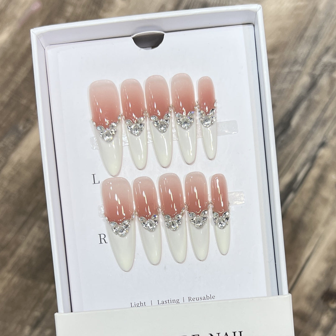 Elegantes Stiletto Press-On Nagelkunst Set Karnz