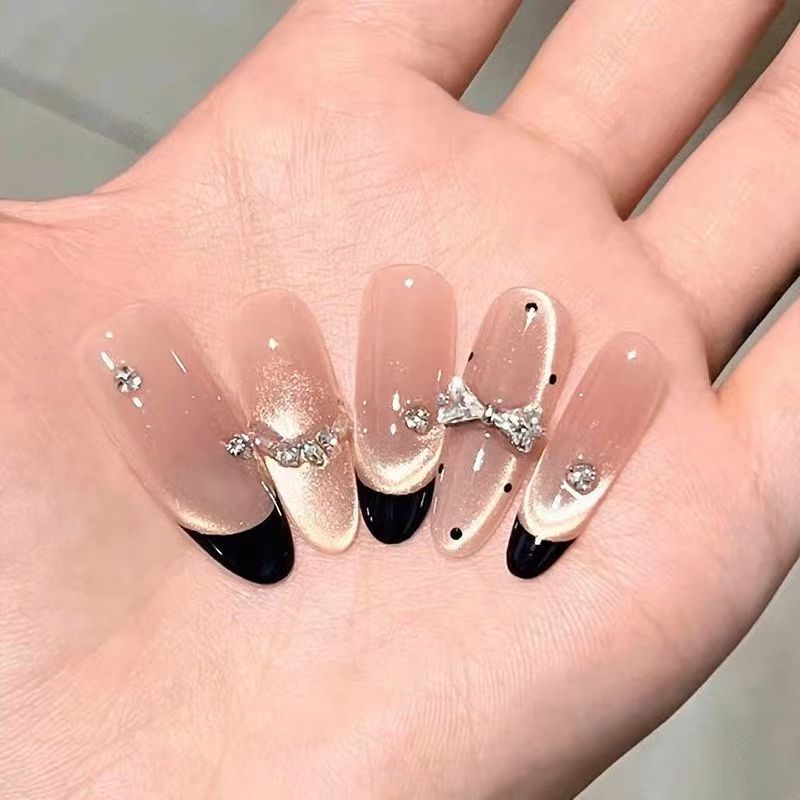 Glamouröse Press-On Nagelkunst Karnz