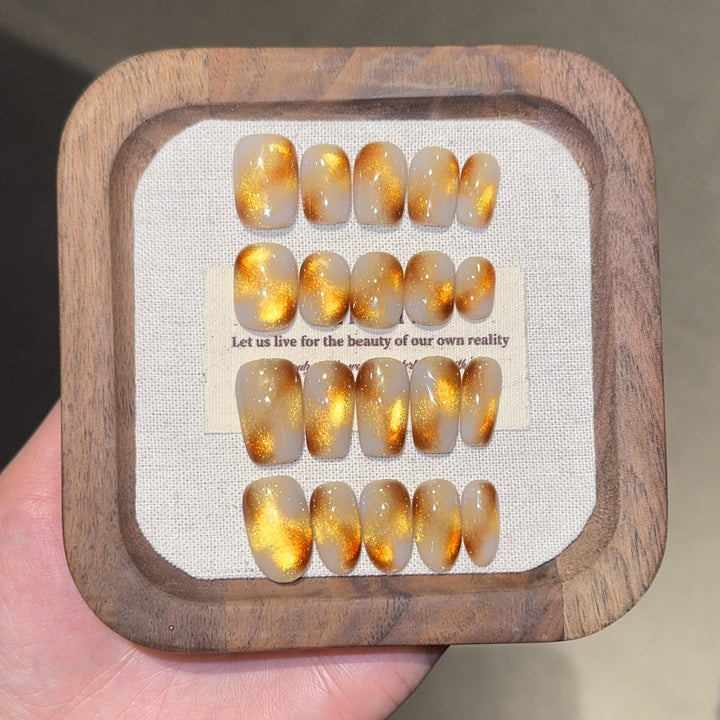 Kunstnägel mit Edlem Metallic-Design Karnz