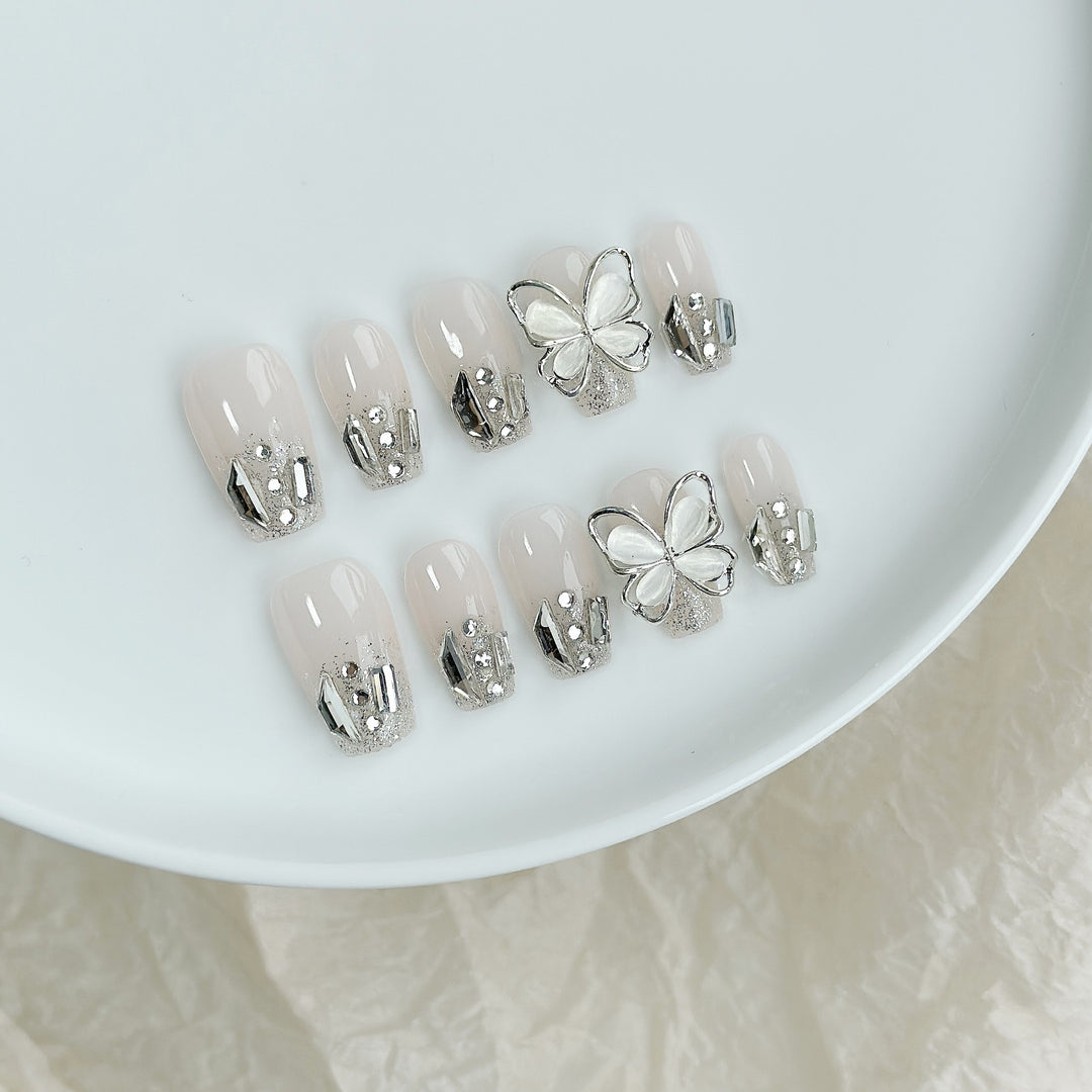 Elegantes Press-On Nail Art Set mit Schmetterlingen und silbernen Akzenten