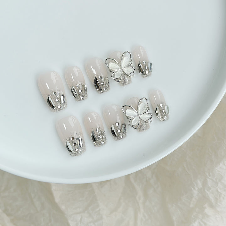 Elegantes Press-On Nail Art Set mit Schmetterlingen und silbernen Akzenten