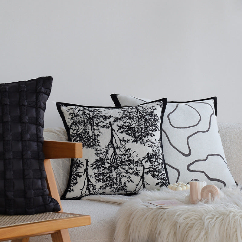 Dekoratives Wohnkissen mit feinem Jacquard-Baumdruck und Samtpaspel Karnz