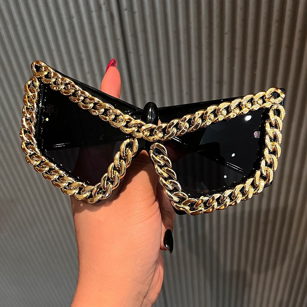 Damen Sonnenbrille mit auffälligem Katzenaugen-Design von Karnz