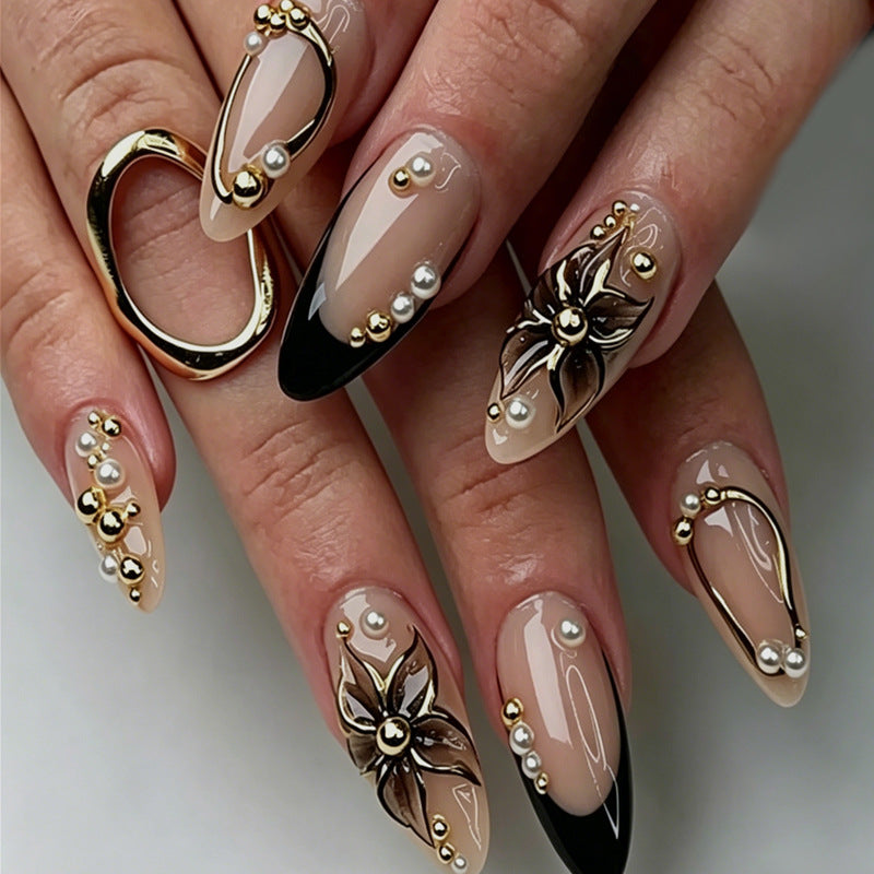 Kunstnagelset mit handgefertigten Verzierungen Karnz