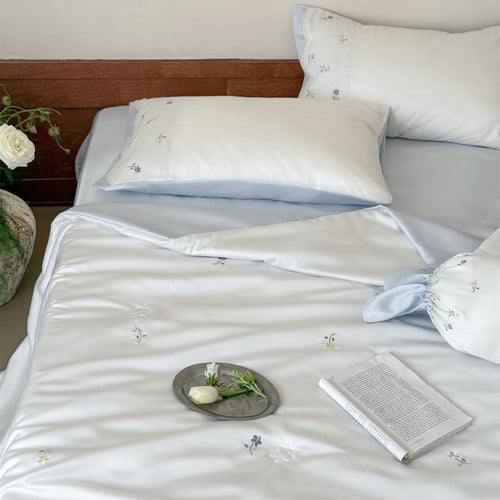 Bestickte Satin-Bettwäsche-Garnitur mit feiner Blumen-Stickerei und seidig-weichem Griff