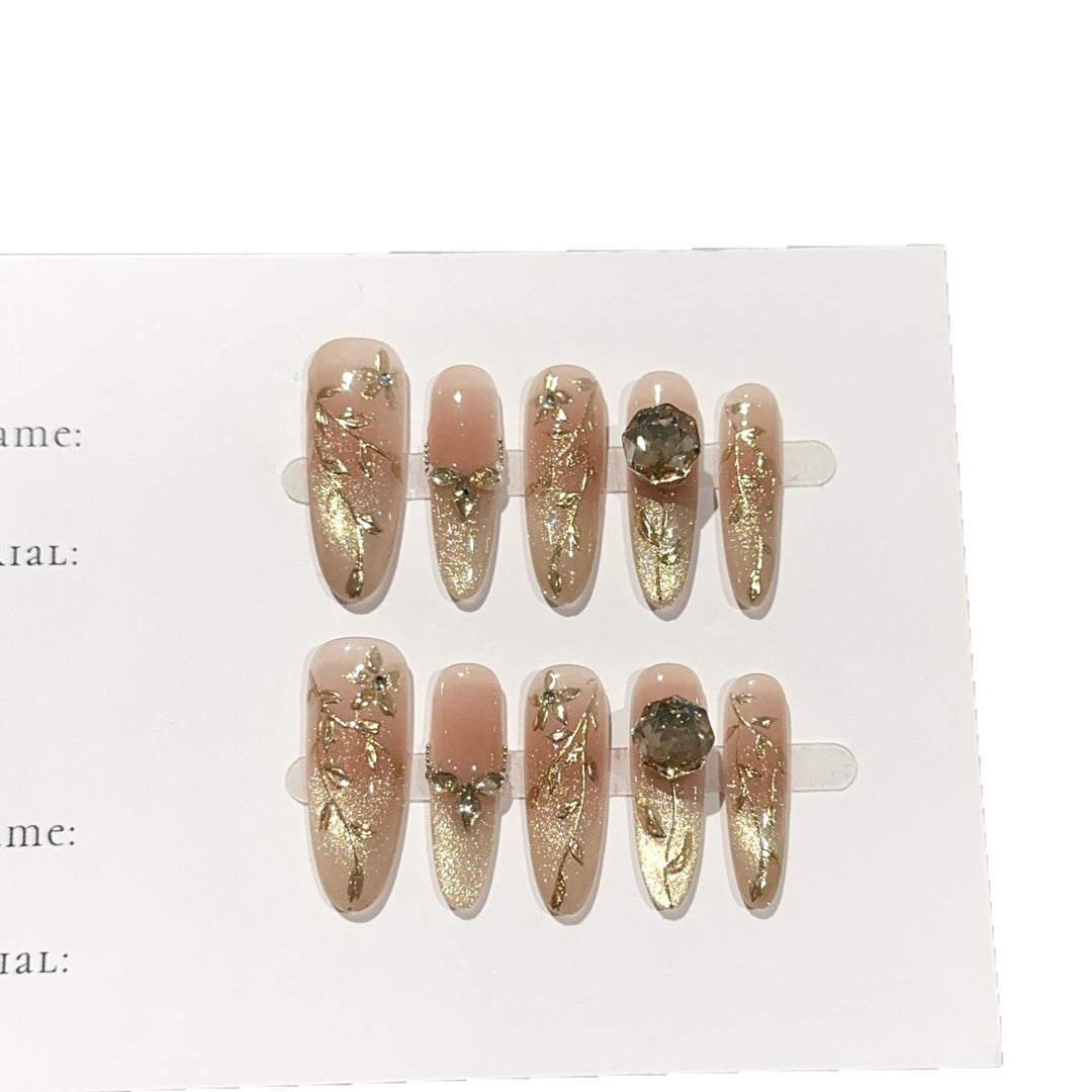 Elegantes Press-On-Nagelkunst-Set mit floralen Akzenten