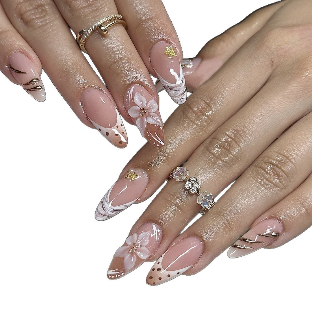 Kunstnagelset mit floralen und eleganten Details Karnz