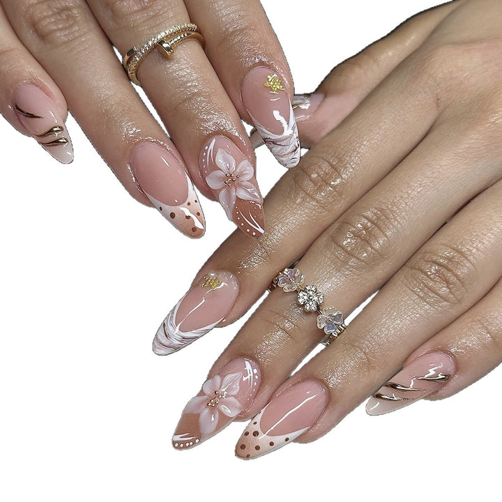 Kunstnagelset mit floralen und eleganten Details Karnz