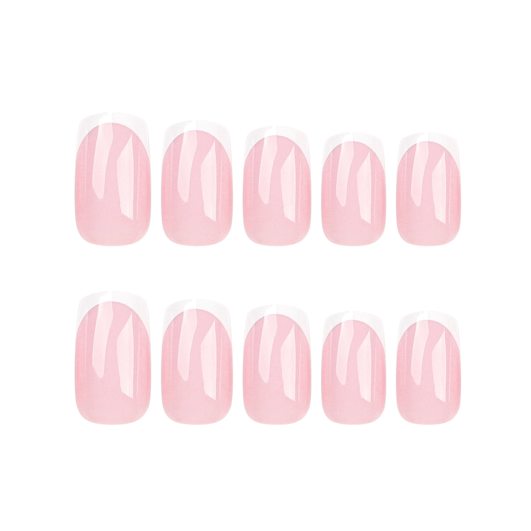 Elegante Nagelverlängerungen mit präzisem French-Tip Karnz