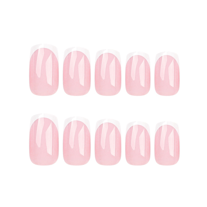Elegante Nagelverlängerungen mit präzisem French-Tip Karnz