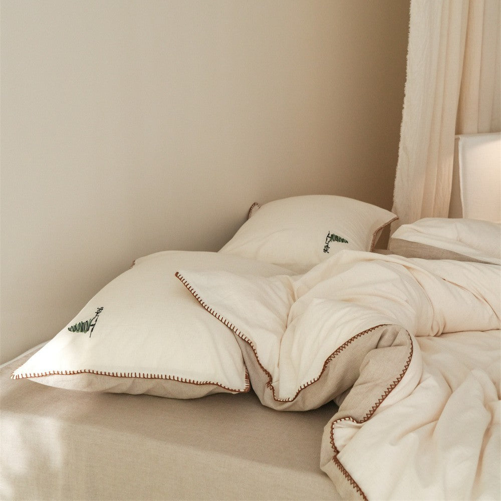 Bettwäsche-Garnitur aus Baumwoll-Satin mit feiner Stickerei und kontrastiertem Saum