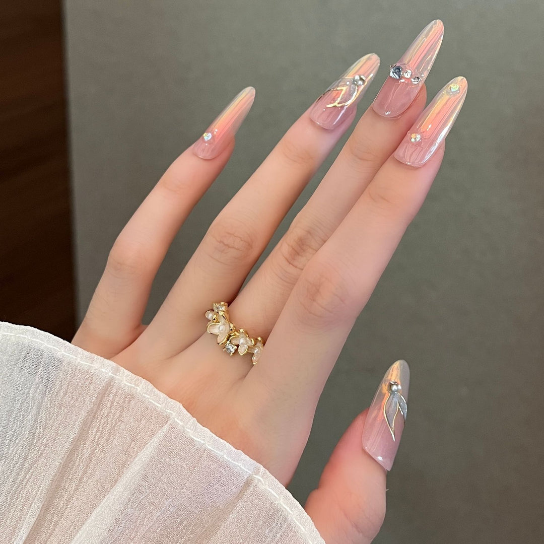 Elegante Stiletto Press-On Nagelverzierungen Karnz