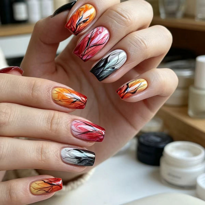 Kunstnägel mit Herbstlichem Blatt-Design Karnz