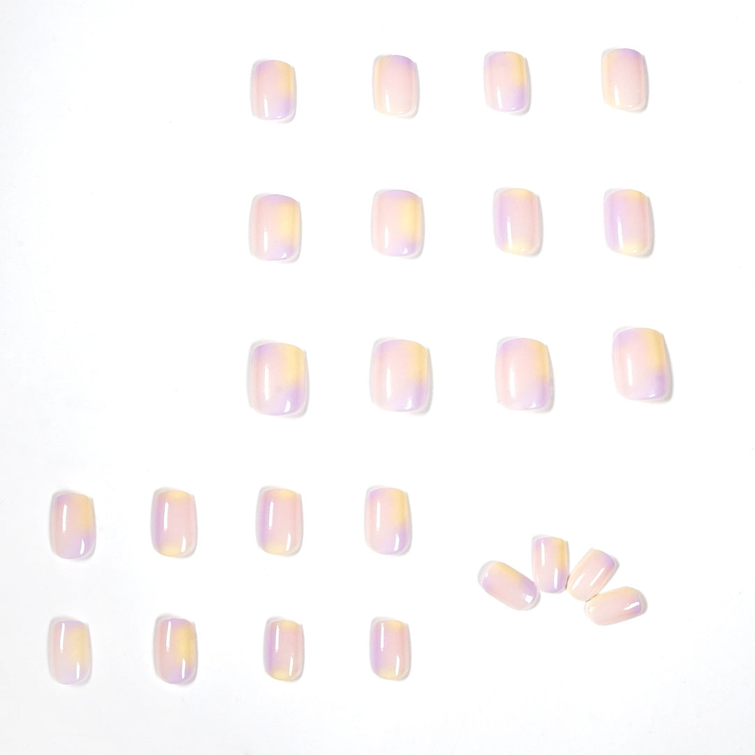 Kunstvolle Nagelkunst mit Glitzer- und Ombre-Design Karnz