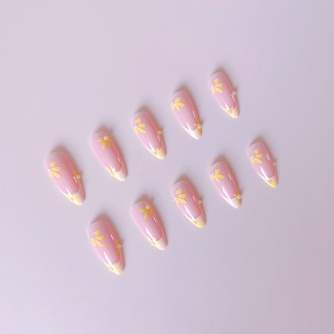 Kunstnagelset mit floralen Akzenten Karnz