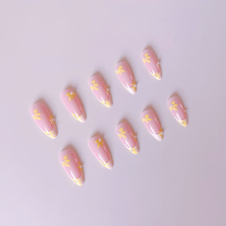 Kunstnagelset mit floralen Akzenten Karnz