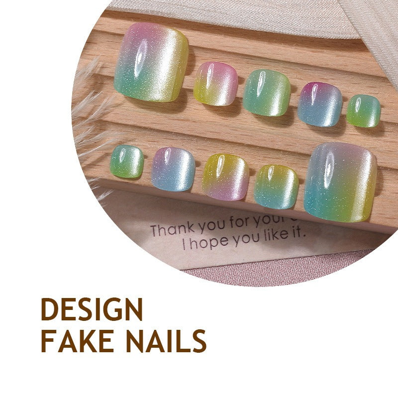 Kunstnagelset mit schimmerndem Farbverlauf und eleganten Designs Karnz