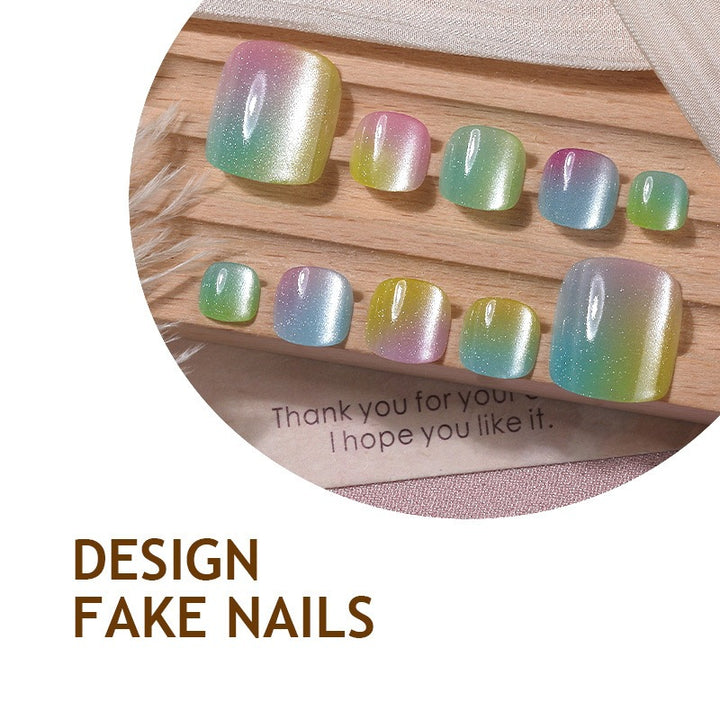 Kunstnagelset mit schimmerndem Farbverlauf und eleganten Designs Karnz