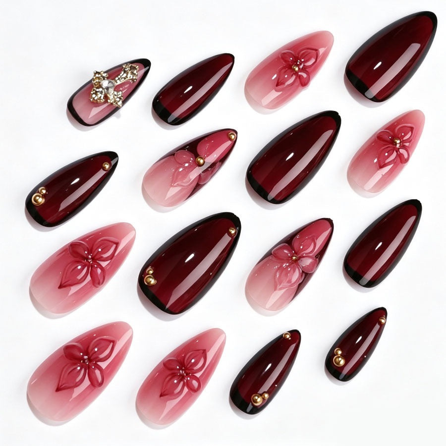 Kunstnagelset mit floralen Mustern und edlen Akzenten Karnz
