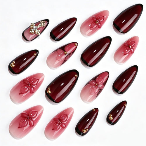 Kunstnagelset mit floralen Mustern und edlen Akzenten Karnz