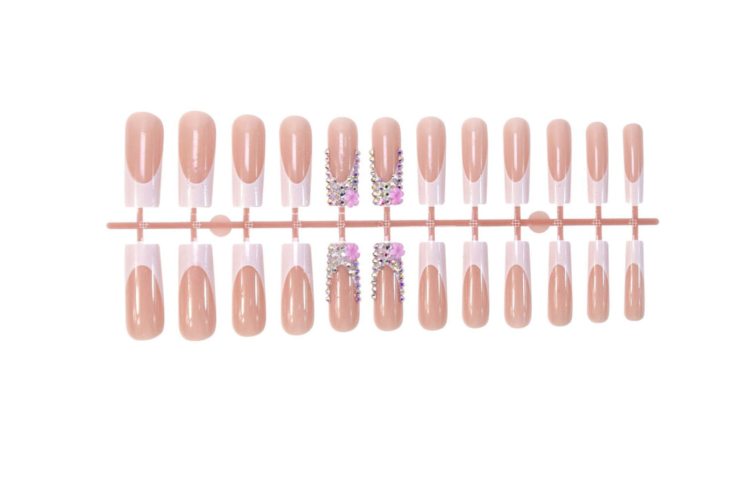 Kunstnagelset mit eleganten Glitzer- und Blütenakzenten Karnz