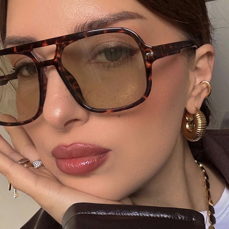 Damen modische Sonnenbrille mit schützendem UV-Filter und stylishen Gläsern Karnz