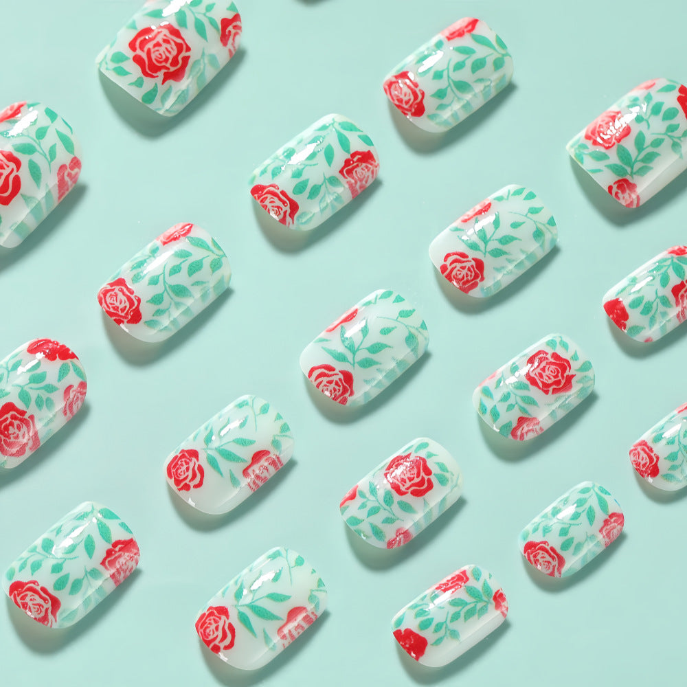 Kunstnägel mit romantischem Rosen-Muster Karnz