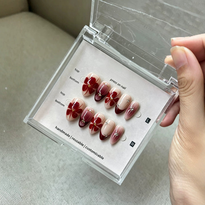 Künstlerisches Press-On-Nagelset mit floralen Akzenten  1791773083