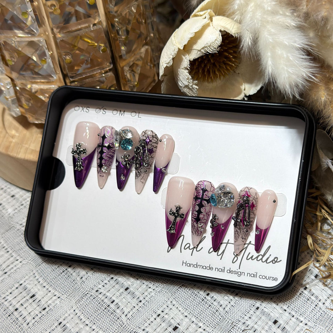 Künstlerisches Stiletto Presse-Nagelset mit einzigartigen Blumen- und Edelsteindetails Karnz