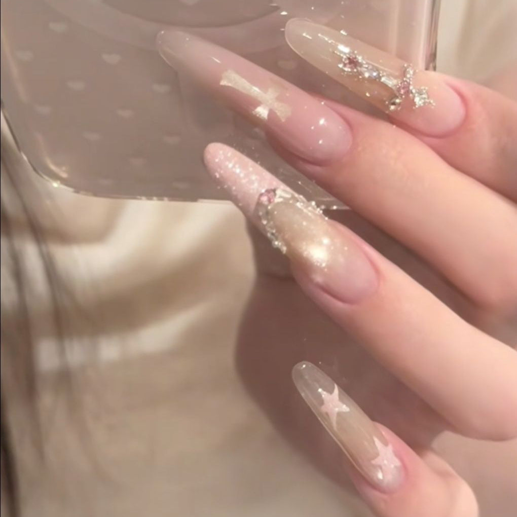 Glamouröse Sternenbesetzte Stiletto-Nagelerweiterungen