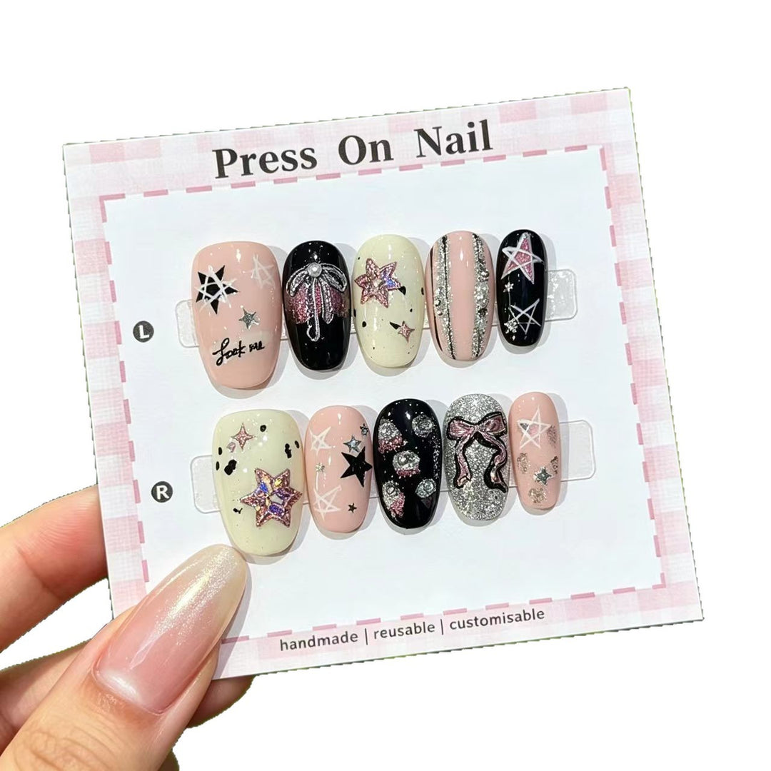 Elegante künstlerische Press-On-Nagelset mit Edelsteinakzenten