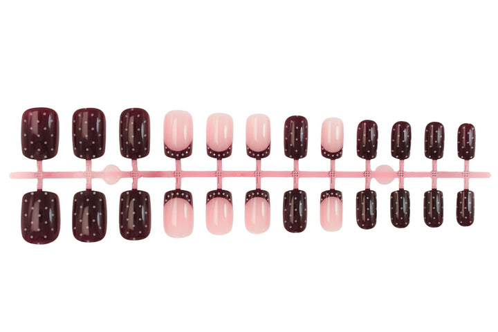 Kunstnagelset mit eleganten französischen Spitzen und verspielten Akzenten Karnz