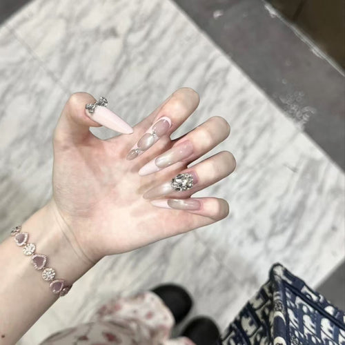 Glamouröse Stiletto Nail Art Extensions mit Kristallakzenten