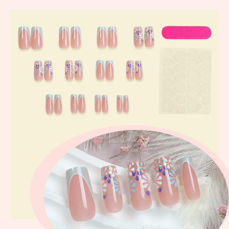 Dekoratives Press-On Nagelset mit floralen und glänzenden Akzenten Karnz