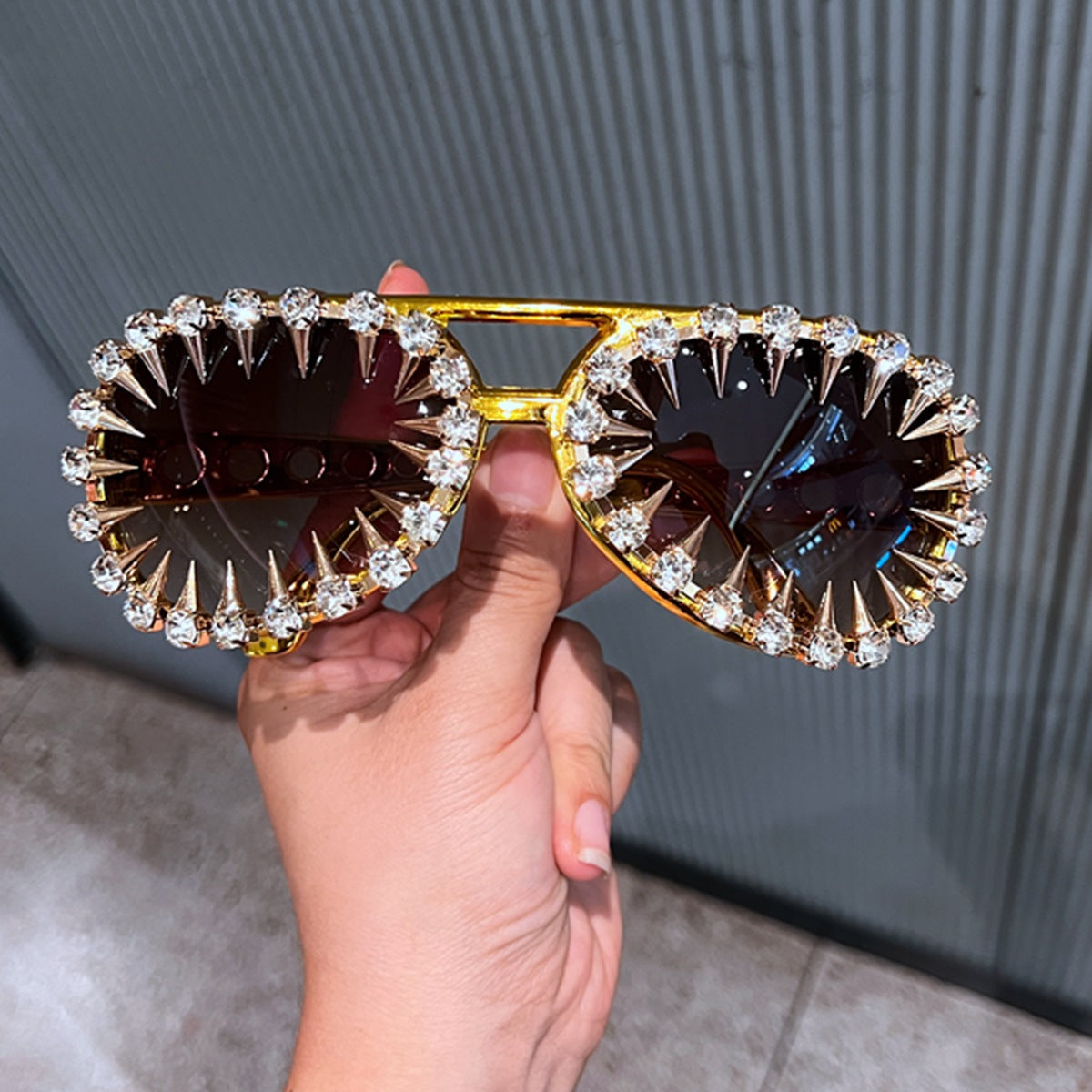 Damen Sonnenbrille im futuristischen Design mit spitzen Kristallverzierungen Karnz