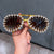 Damen Sonnenbrille im futuristischen Design mit spitzen Kristallverzierungen Karnz