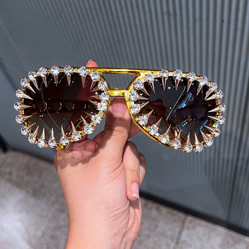 Damen Sonnenbrille im futuristischen Design mit spitzen Kristallverzierungen Karnz