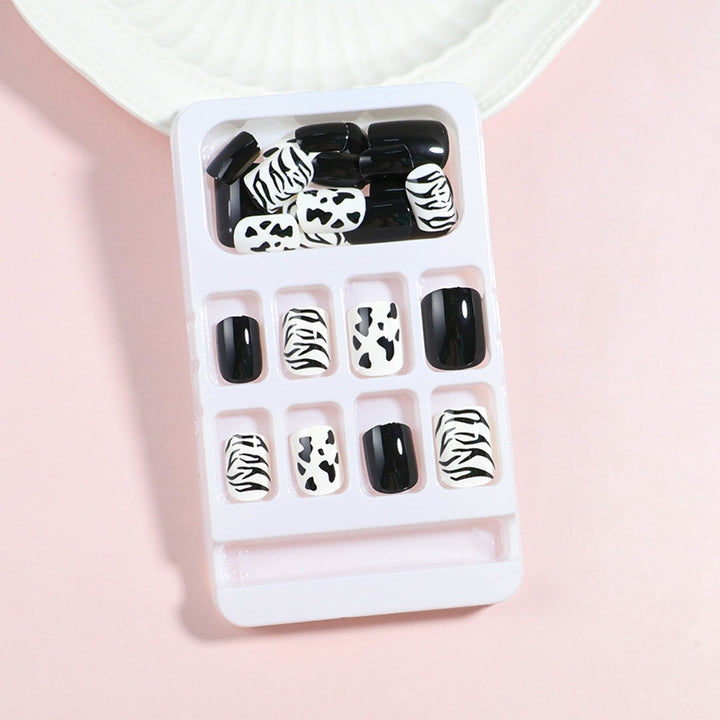 Künstlerisches Press-On-Nagelset mit modernen geometrischen Designs Karnz
