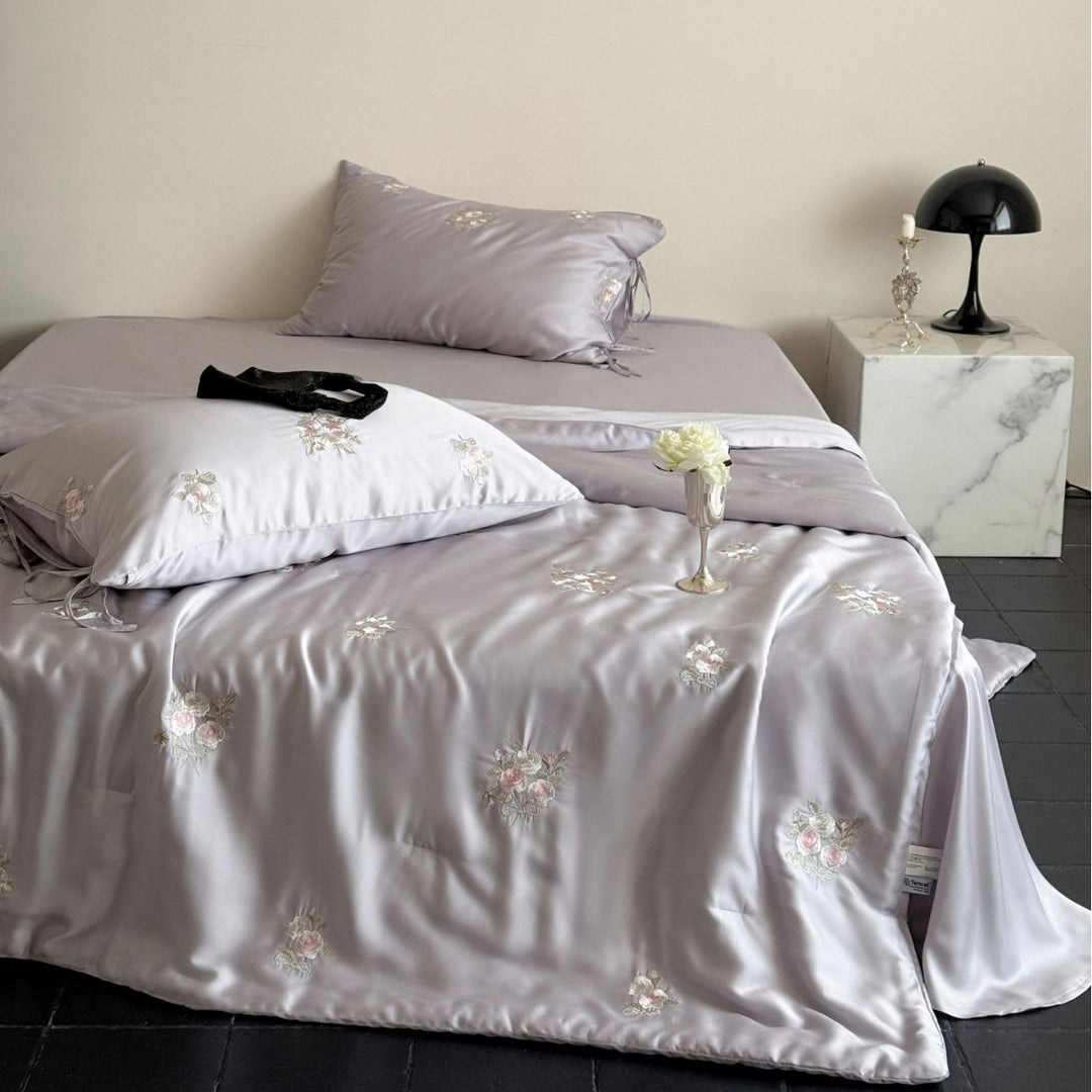 Luxuriöses besticktes Satin-Bettwäscheset mit Rosenmuster und Bändchenkissen