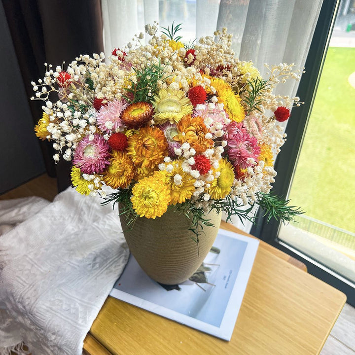Trockenblumenstrauß mit natürlichen Akzenten