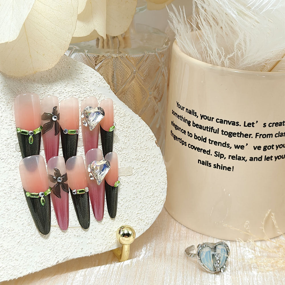 Kunstnägel mit Elegantem Spitzen-Design und Glitzerakzenten Karnz