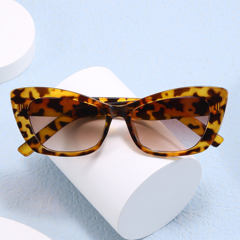 Damen Cat-Eye Sonnenbrille mit stylishen Elementen Karnz