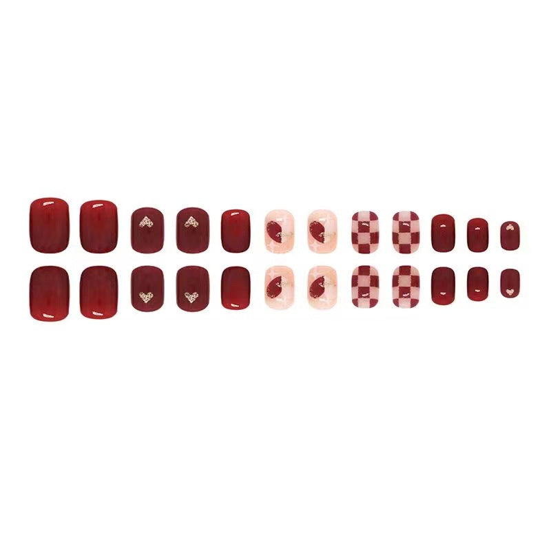 Trendige Nagelkunst mit edlen Akzenten Karnz
