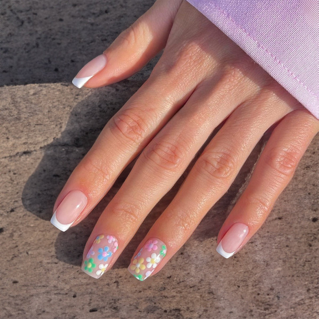Kunstnagelset mit bunten Blüten und kreativem French-Design Karnz