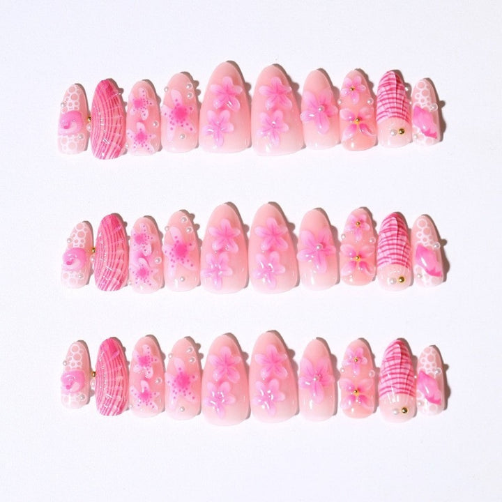 Kunstnagelset mit detailreichen 3D-Blumen und eleganten Akzenten Karnz
